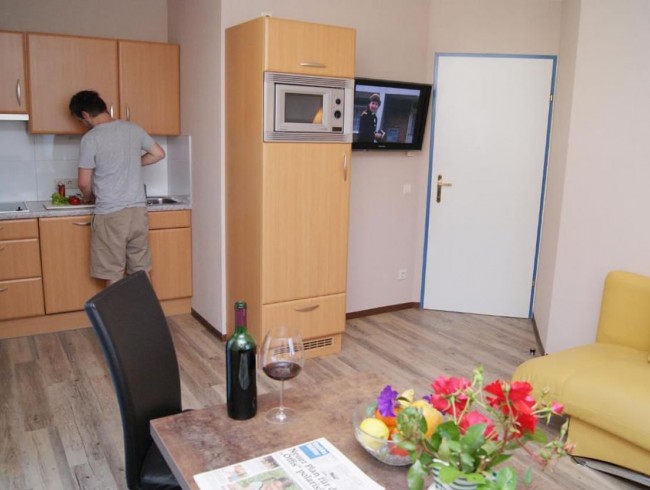 Geräumige Küche mit Mikrowelle und Flat-TV